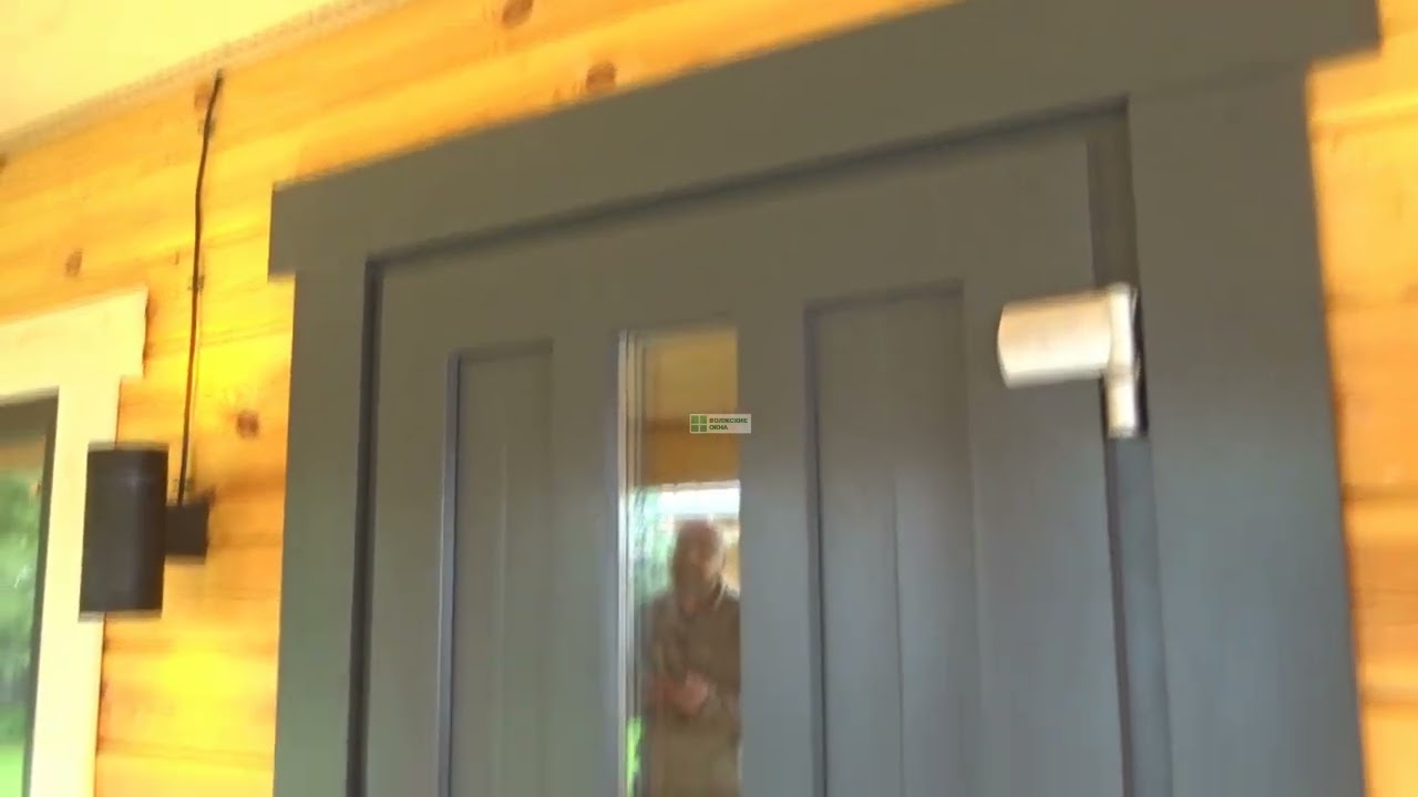 Массивная деревянная входная дверь